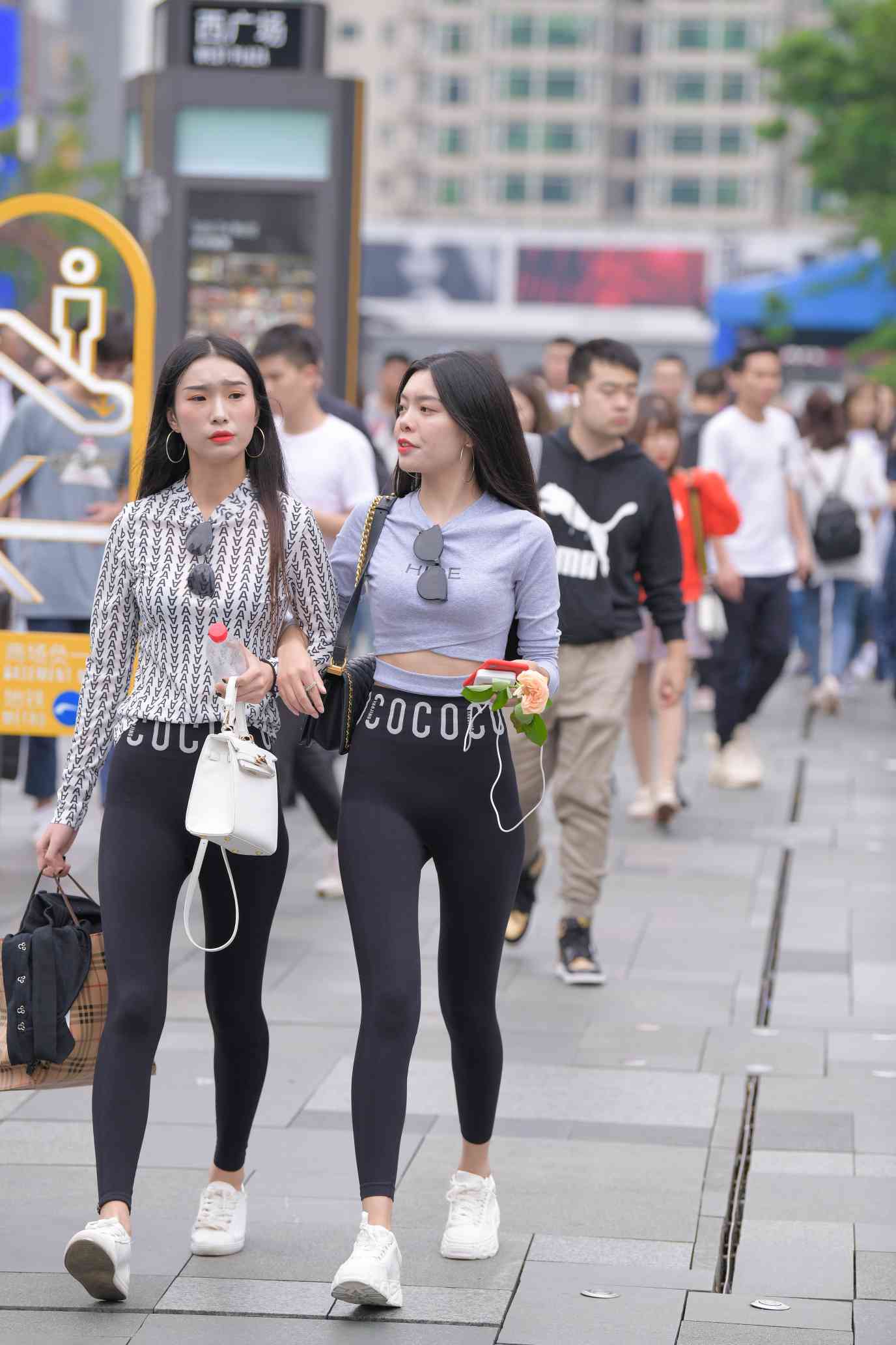 图片[2]-【免费】逛街的两个瑜伽裤姑娘【40P】04030-欲图阁