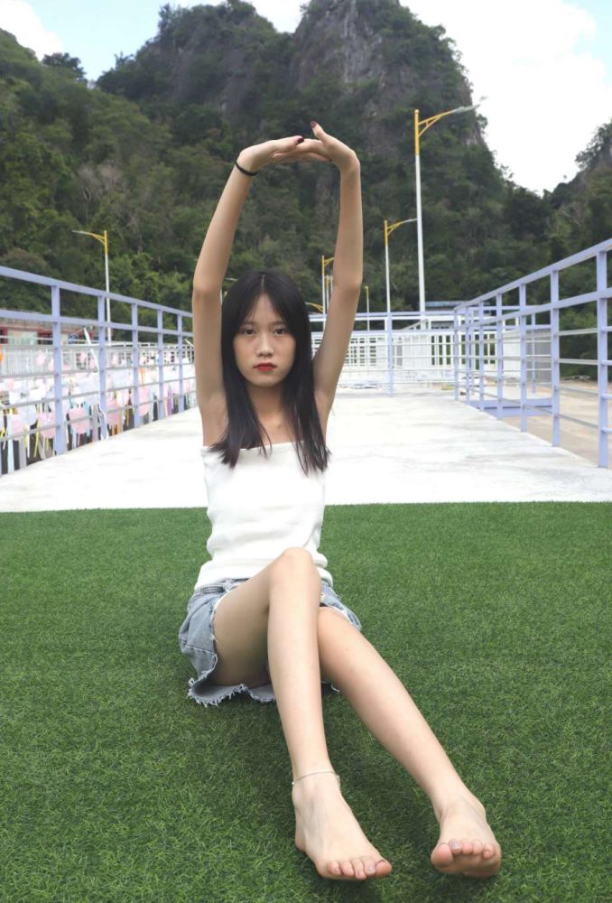 坐在草地上的长发女孩【172P】20012-玉兔阁