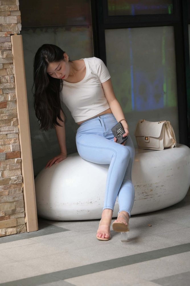 正在逛街的紧身牛仔裤女孩【1112P】J5110-玉兔阁