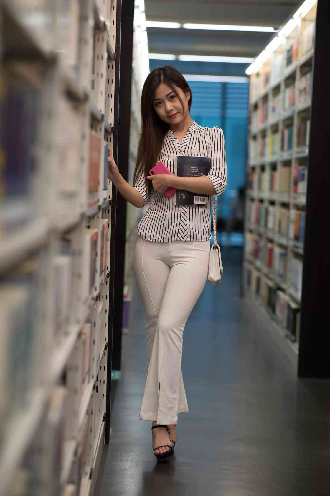 图片[5]-逛书店的白色紧身裤女孩【450P】04040-欲图阁