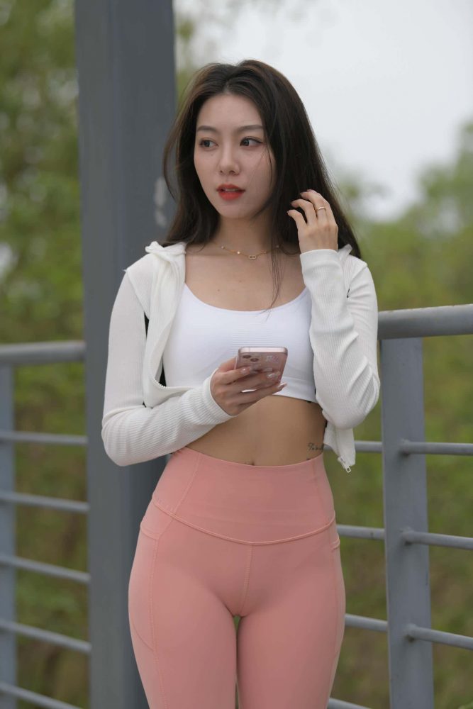 粉色瑜伽裤长发女孩【673P】J3373-玉兔阁