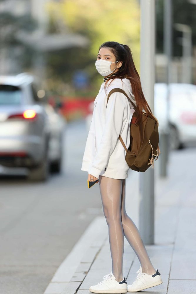 偶遇路边清纯的油亮丝袜少女【205P】J2262-玉兔阁