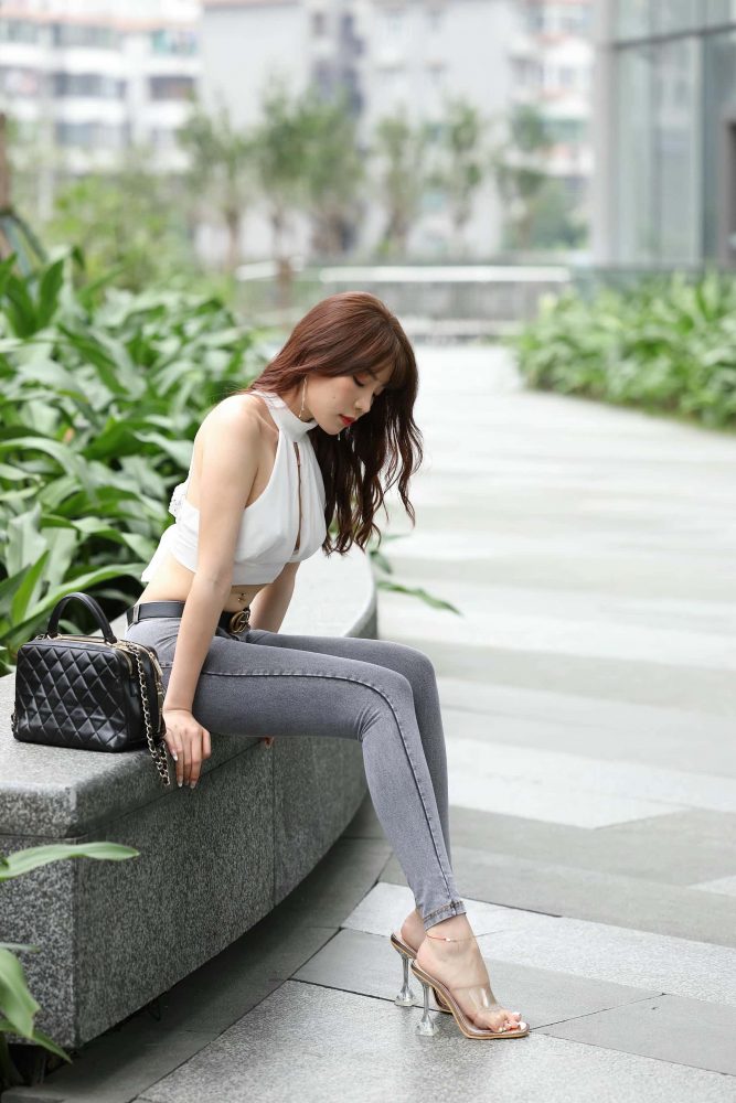 紧身牛仔裤棕发女孩逛商场【124P】000026-玉兔阁