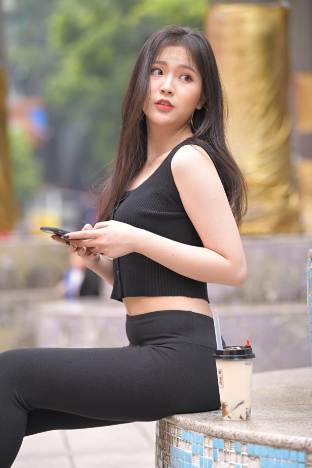 图片[1]-喝奶茶的黑色瑜伽裤长发姑娘【376P】00055-欲图阁