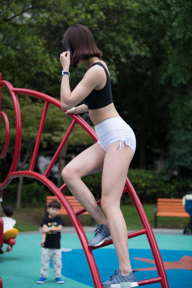 在户外玩耍的白色短裤漂亮姑娘【239P】00061-玉兔阁