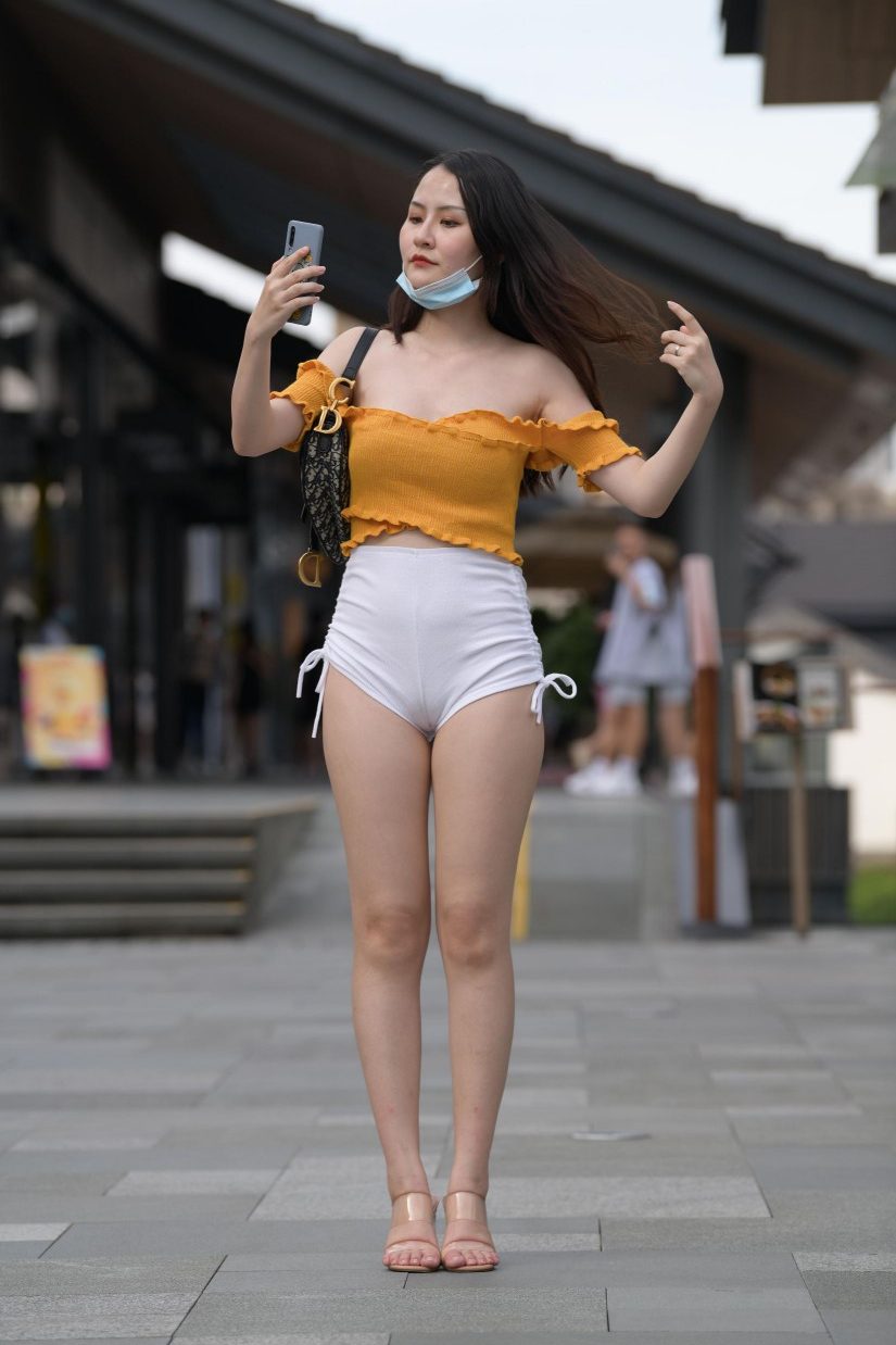 图片[1]-高腰白色短裤的漂亮女孩【767P】00065-欲图阁