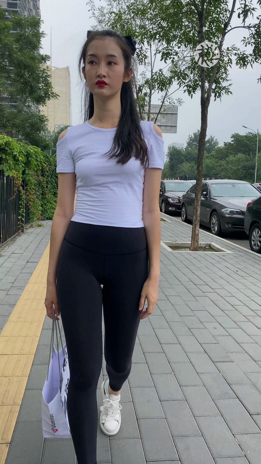 图片[1]-黑色瑜伽裤逛街的女孩J4000 MP4-7.76GB-欲图阁