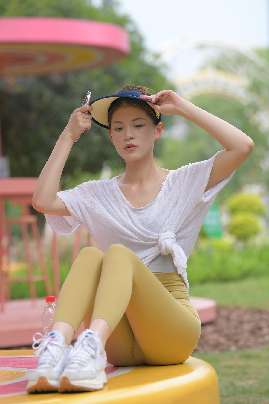 图片[1]-戴着遮阳帽的瑜伽裤女孩J2965 796P1V-27.1GB-欲图阁
