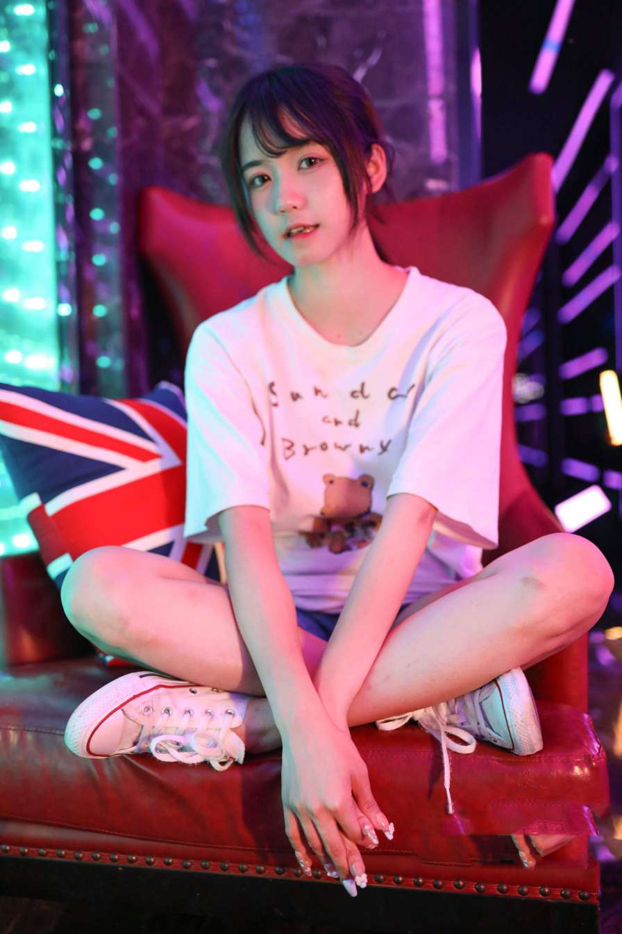 图片[2]-KTV里唱歌的长腿帆布鞋女孩【102P】20015-欲图阁