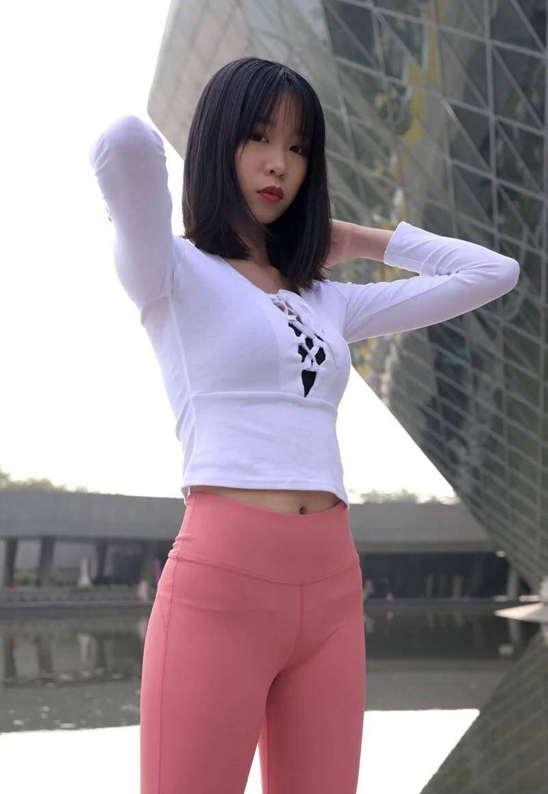 图片[1]-粉色瑜伽裤年轻女孩 J1311 417P17V-14.9GB-欲图阁