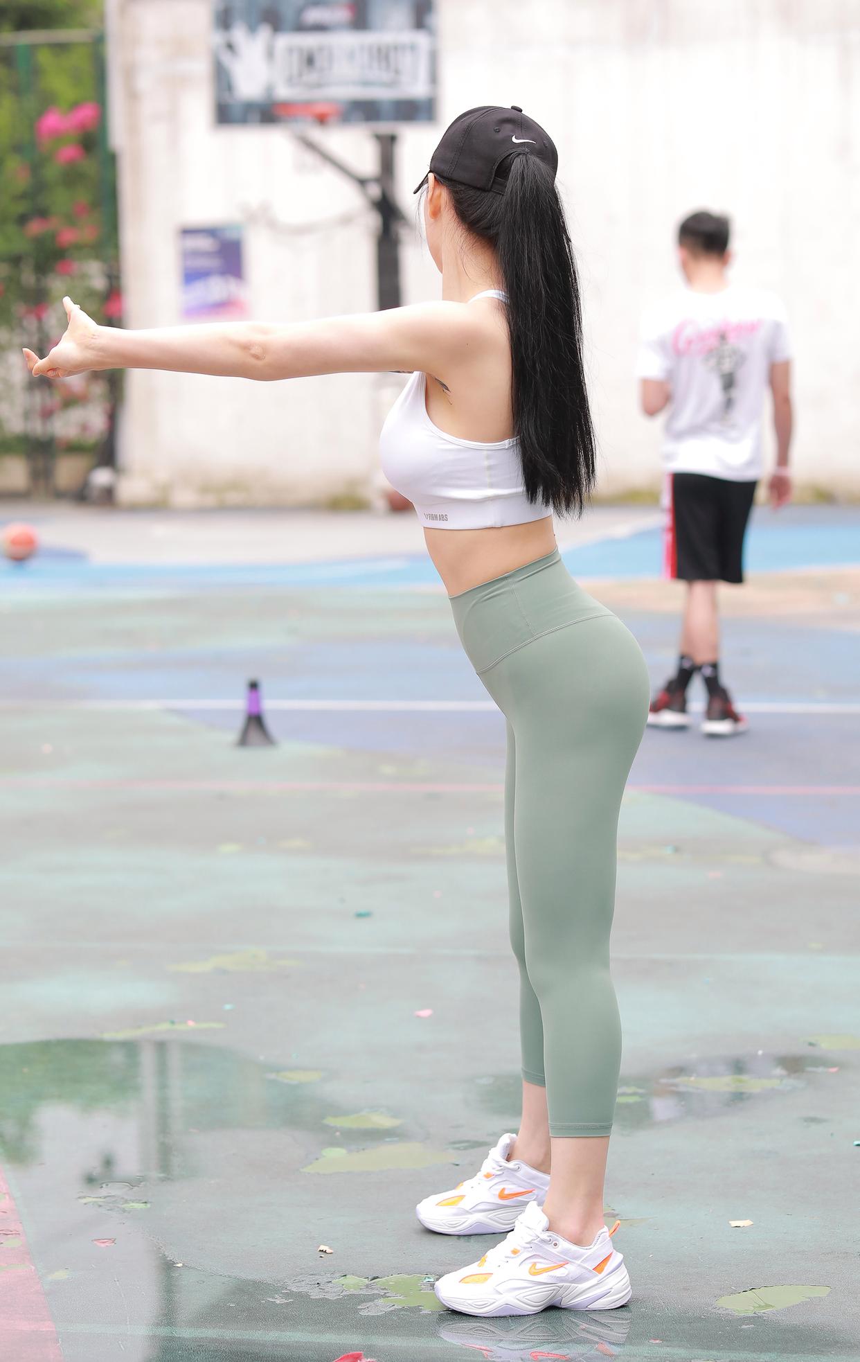 图片[1]-打扮很休闲的瑜伽裤女孩 J1600 415P3V-10.4GB-欲图阁