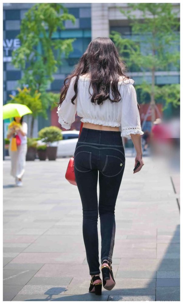 紧身牛仔裤卷发姑娘 J1726 103P-2.28GB-玉兔阁