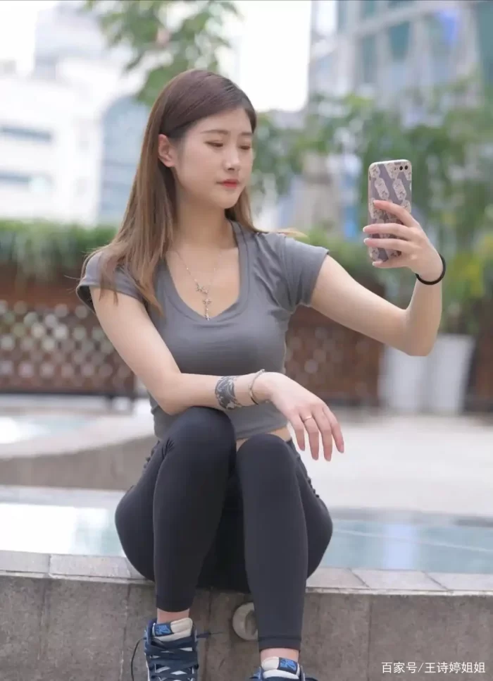 图片[2]-有小虎牙非常甜美的瑜伽裤女孩-欲图阁