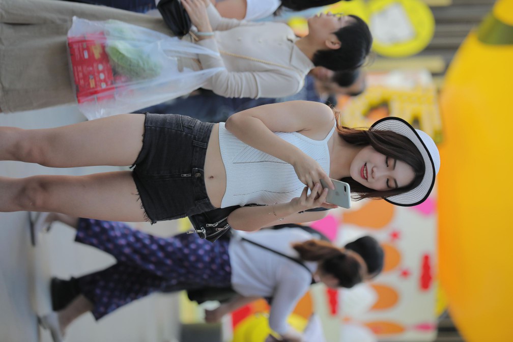 图片[2]-非常时尚阳光的牛仔热裤女孩【808P】00064-欲图阁