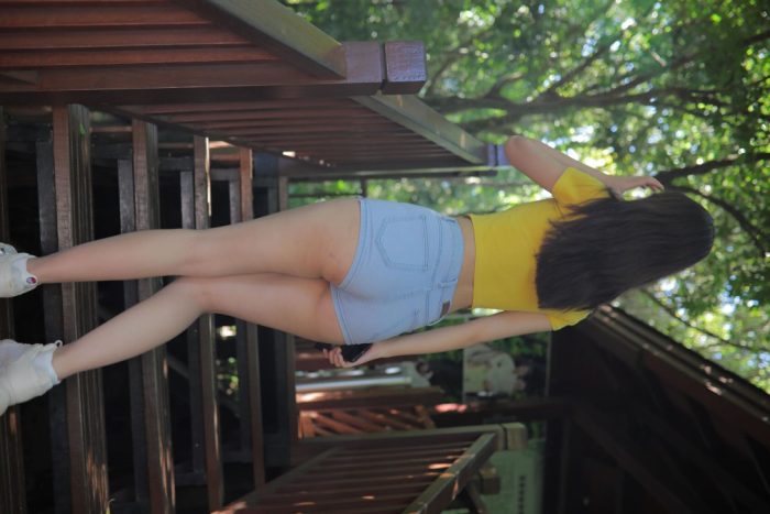 在户外散心的紧身牛仔短裤女孩【536P】00048-玉兔阁