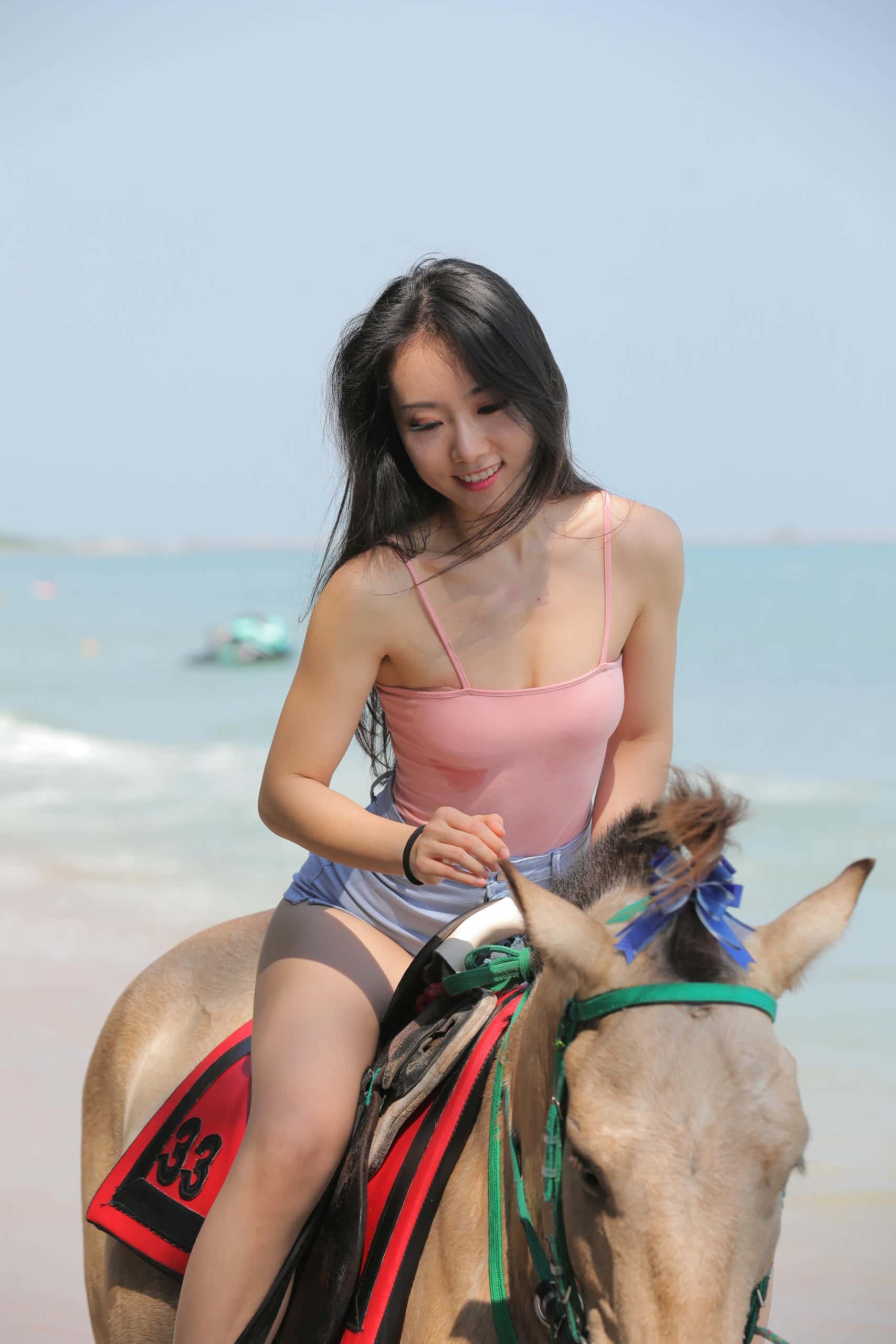 图片[2]-海边练习骑马的热裤女孩【348P】J4187-玉兔阁