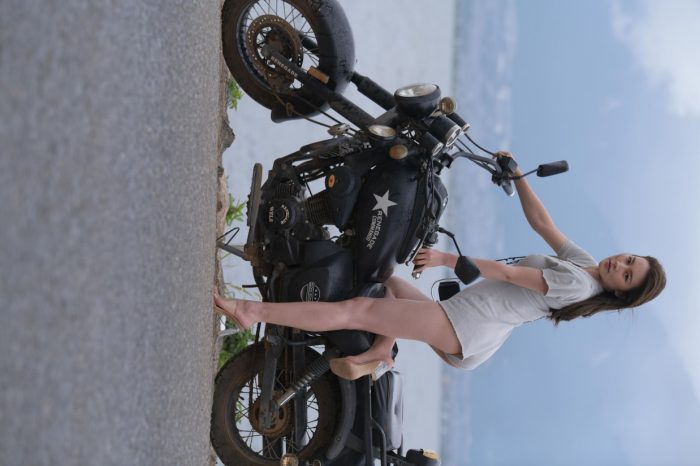 阴雨天在海边骑车的长发女人【156P】00044-玉兔阁