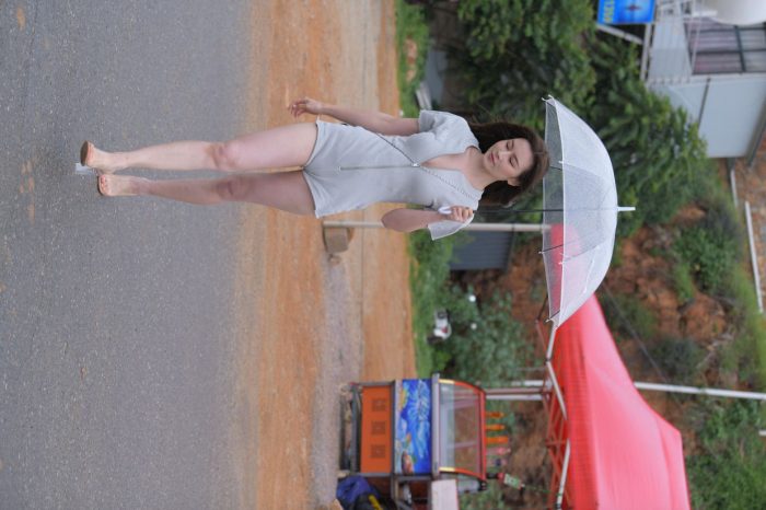 阴雨天在海边骑车的长发女人【156P】00044-玉兔阁