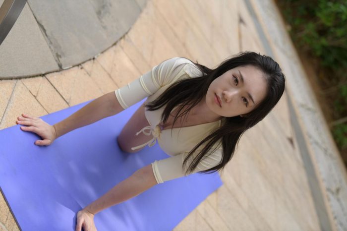 游泳池旁边的比基尼女生【327P】00042-玉兔阁