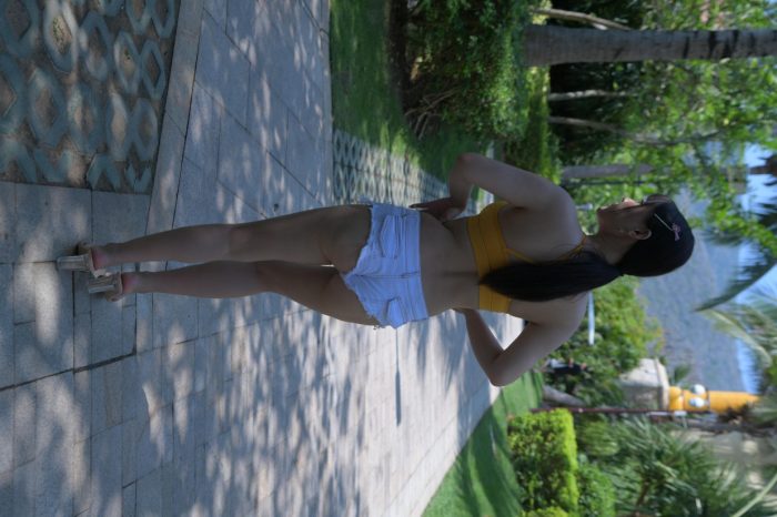 在海南度假的紧身白色短裤女孩【202P】00033-玉兔阁