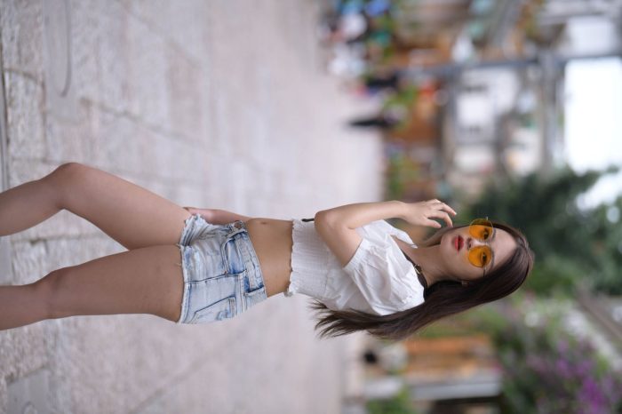 戴太阳镜的牛仔短裤紧身牛仔MM【167P】00021-玉兔阁