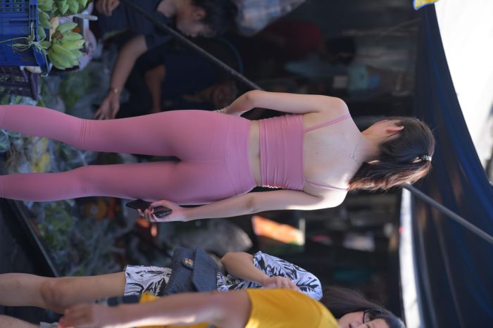 粉色的甜美瑜伽裤女孩在逛街【372P】00057-玉兔阁