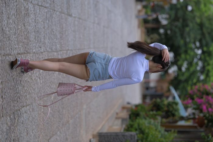 紧身牛仔短裤骑自行车的漂亮女孩【588P】00053-玉兔阁