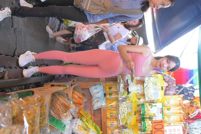 粉色的甜美瑜伽裤女孩在逛街【372P】00057-玉兔阁