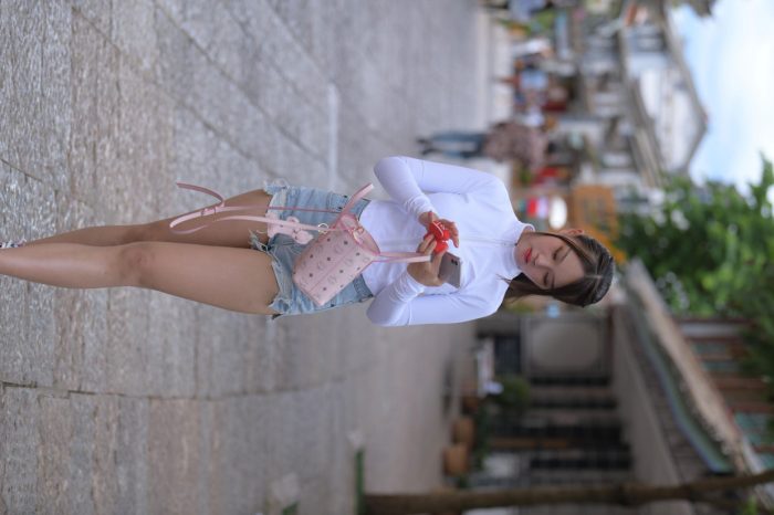 紧身牛仔短裤骑自行车的漂亮女孩【588P】00053-玉兔阁