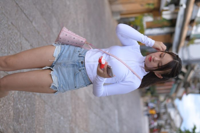 紧身牛仔短裤骑自行车的漂亮女孩【588P】00053-玉兔阁