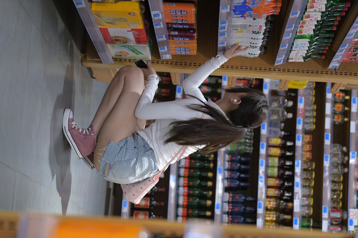 图片[5]-紧身牛仔短裤骑自行车的漂亮女孩【588P】00053-欲图阁
