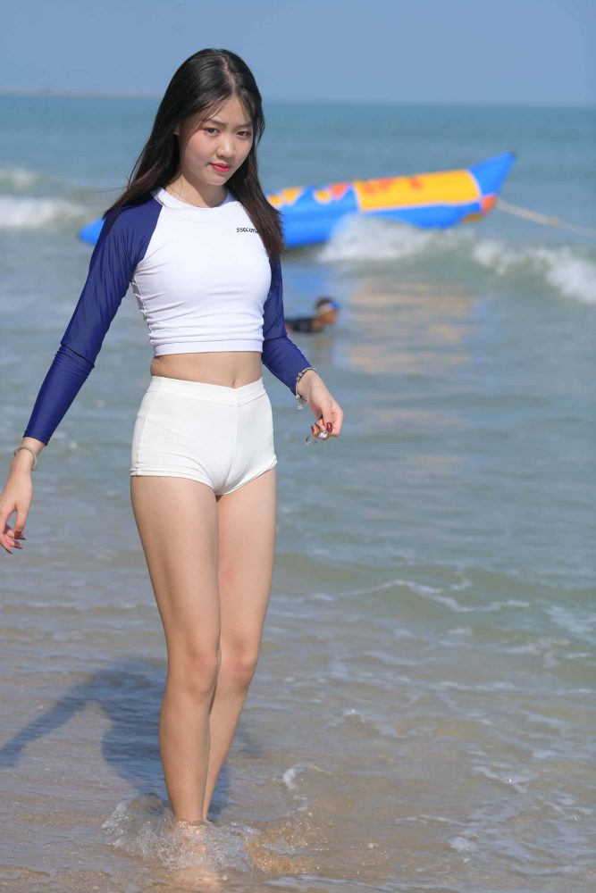 海边玩耍的蓝白上衣热裤女孩【161P】J0848-玉兔阁