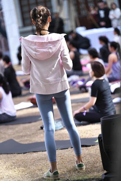 图片[2]-在广场看热闹的瑜伽裤女人-欲图阁