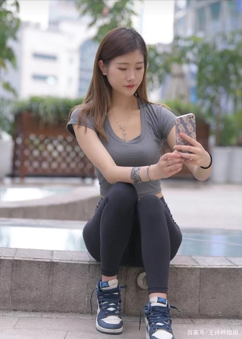 图片[1]-有小虎牙非常甜美的瑜伽裤女孩-欲图阁