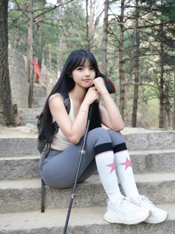 图片[1]-爱爬山的瑜伽裤MM，太甜美了！~-欲图阁