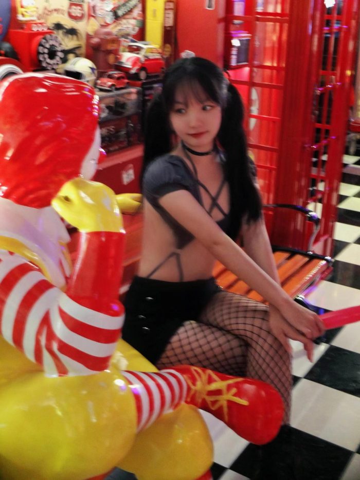 网格丝袜的清纯双马尾小姑娘-玉兔阁