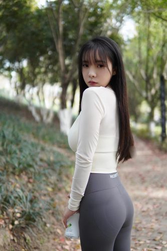 图片[9]-穿瑜伽裤爬山的长发少女-欲图阁