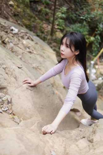 图片[8]-穿瑜伽裤爬山的长发少女-欲图阁