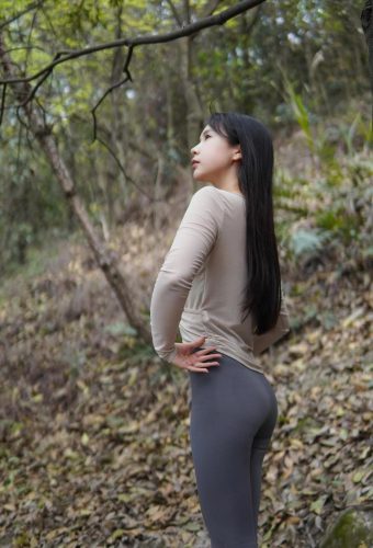 图片[5]-穿瑜伽裤爬山的长发少女-欲图阁