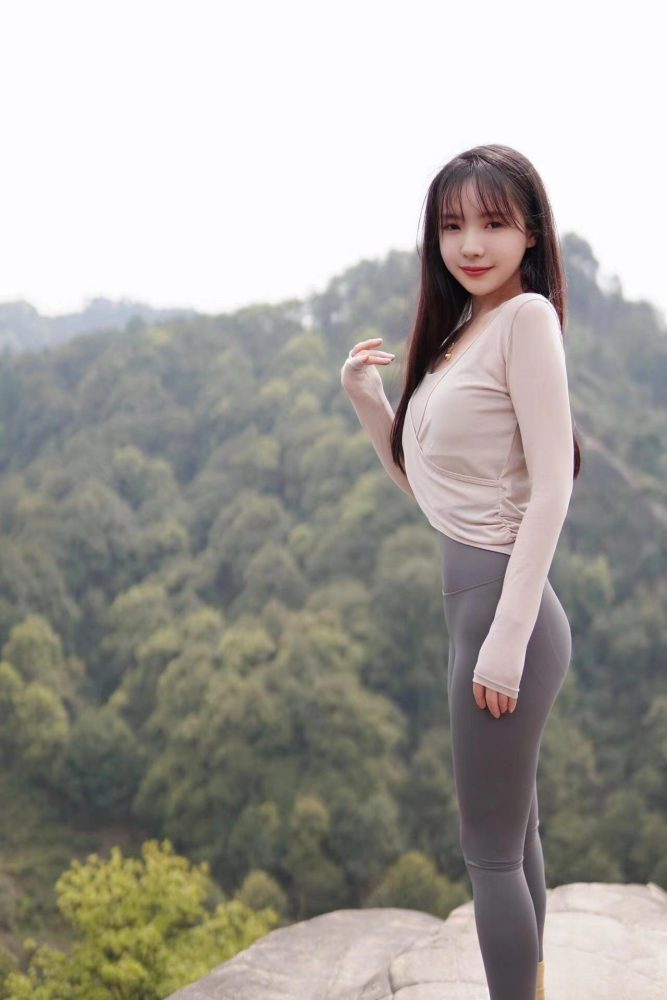 穿瑜伽裤爬山的长发少女-玉兔阁
