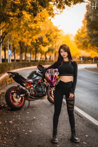 图片[1]-骑摩托车的瑜伽裤美女身材太好了！-欲图阁