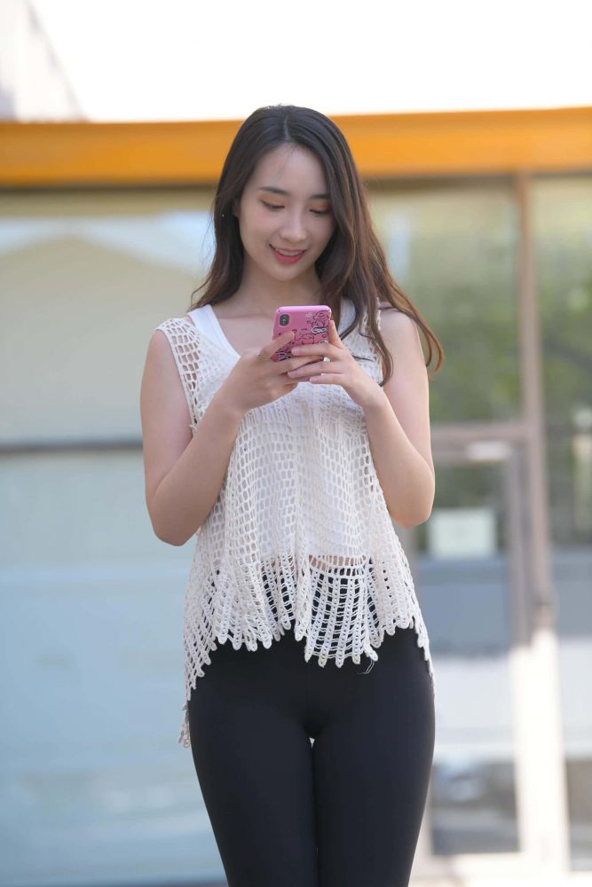 阳光下玩自拍的瑜伽裤姑娘【656P】J3341-玉兔阁