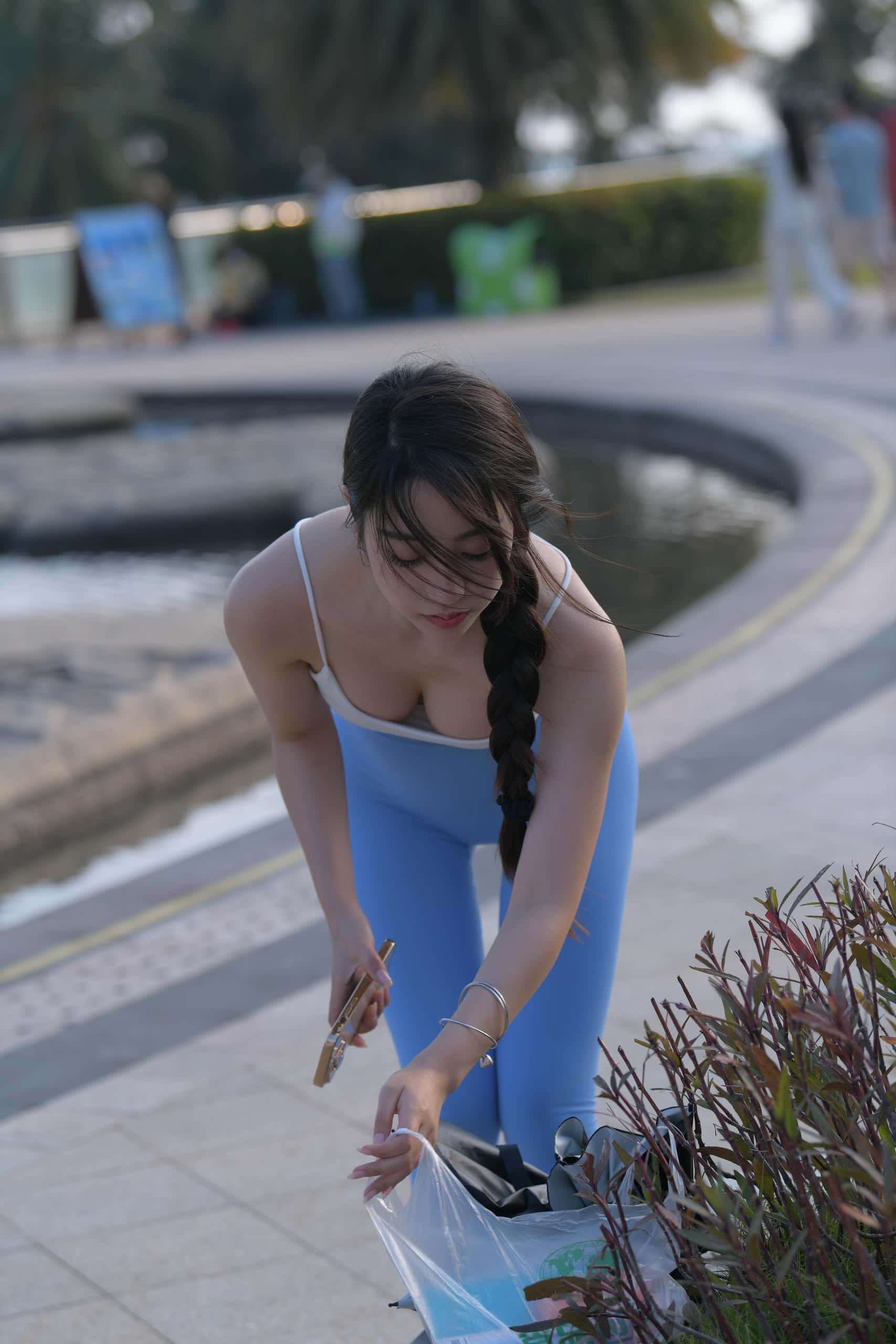 图片[1]-出门游玩的蓝色瑜伽裤妹子【591P】J6087-玉兔阁