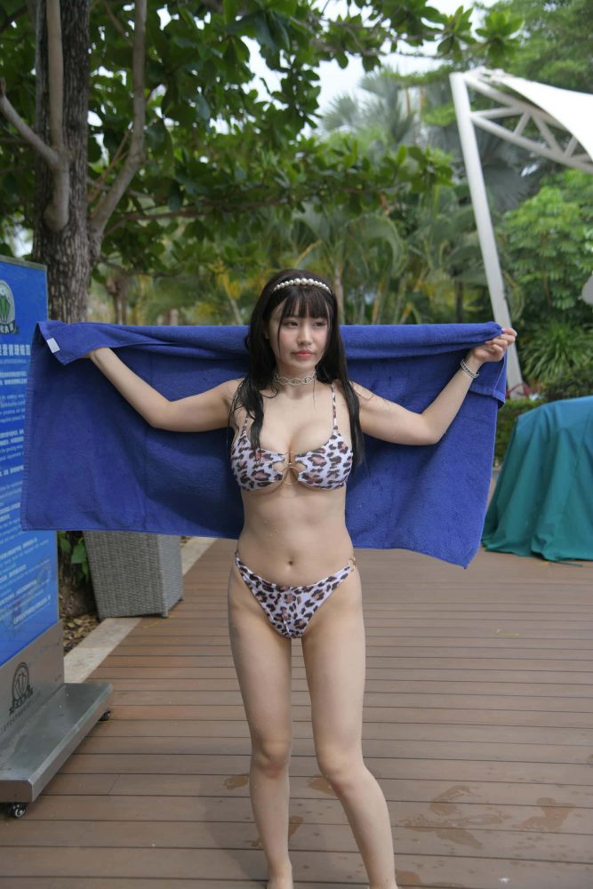 海边玩耍的豹纹泳装姑娘【493P】J1075-玉兔阁