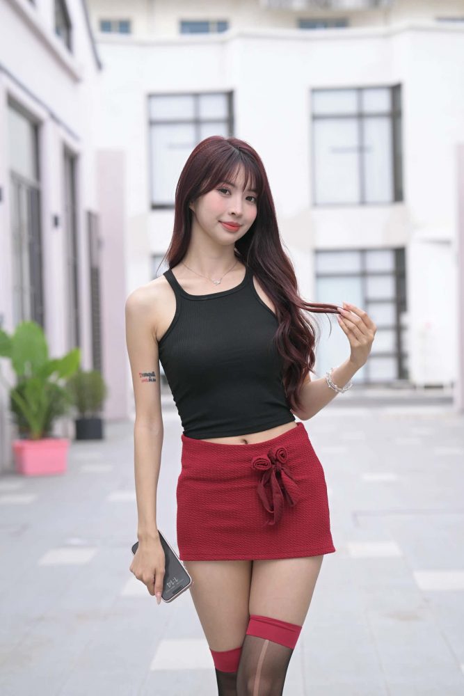 穿红色短裙黑丝的软甜少女【870P】J8145-玉兔阁