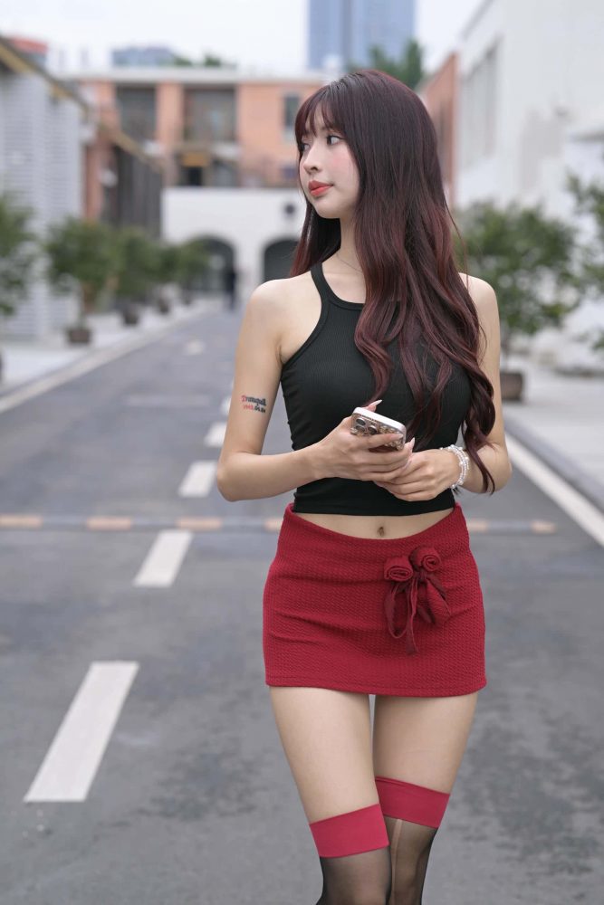 穿红色短裙黑丝的软甜少女【870P】J8145-玉兔阁
