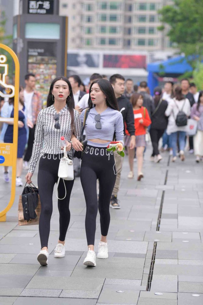 【免费】逛街的两个瑜伽裤姑娘【40P】04030-玉兔阁